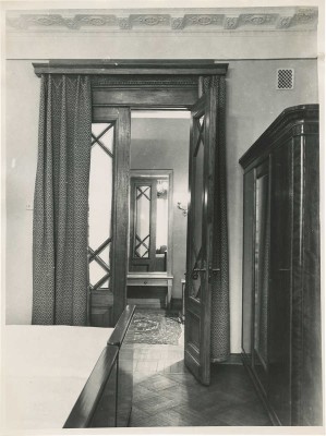 Лот из восьми фотографий работы Н. Грановского... М., 1950–1951.